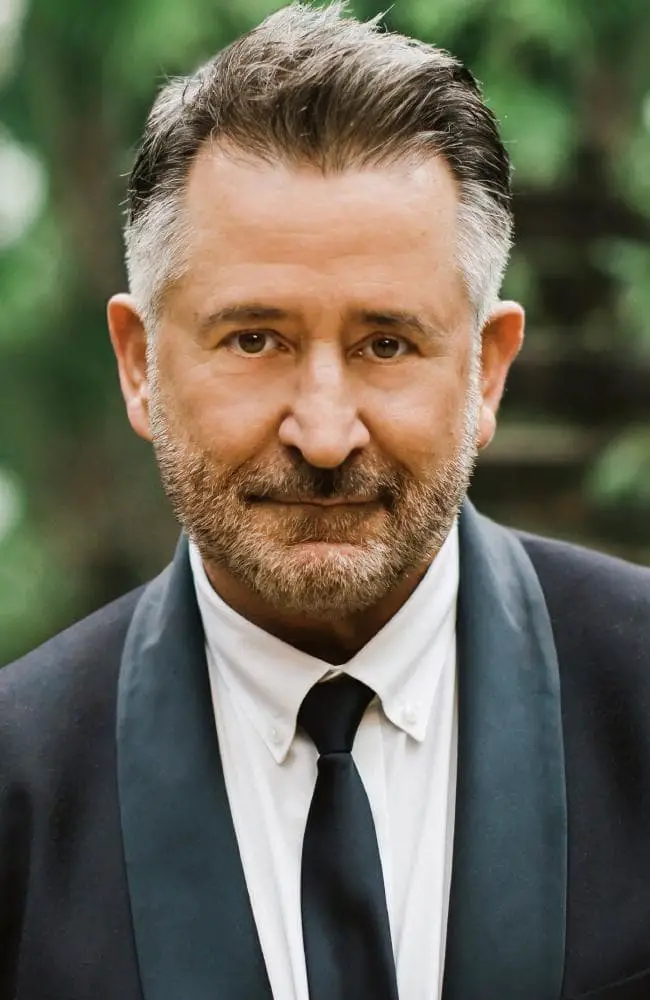 How tall is Anthony LaPaglia?